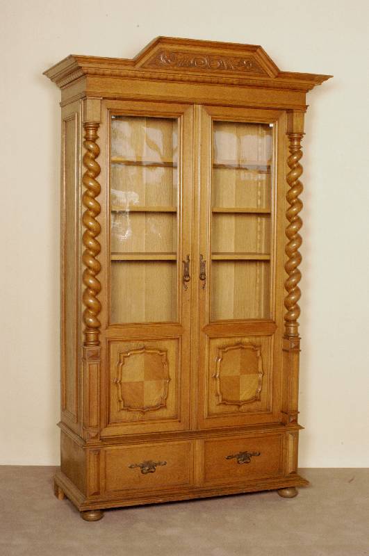 Glas- bzw. BÜcherschrank, deutsch, um 1900, Korpus Weichholz, Eiche massiv, dreifach gegliederter Kopf, SÄulen gedreht, freistehend , Inlets mit ...