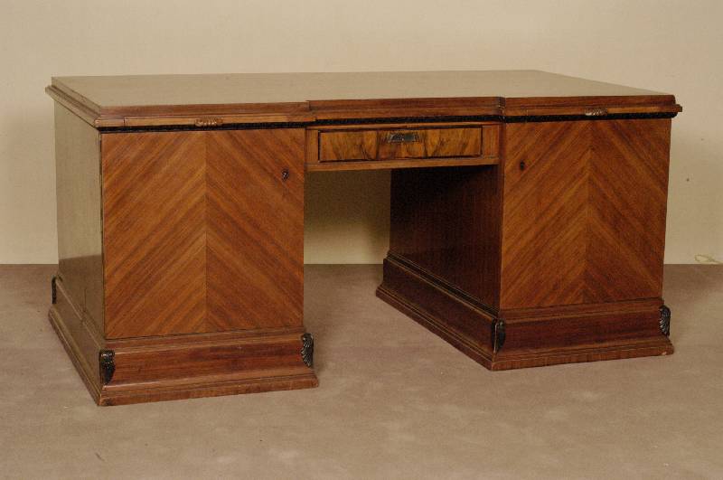 ArtDeco-Schreibtisch, deutsch, um 1920, Korpus Weichholz, Eiche und Buche, Palisander- und kaukasisch Nußbaumfurnier, Innenleben ...