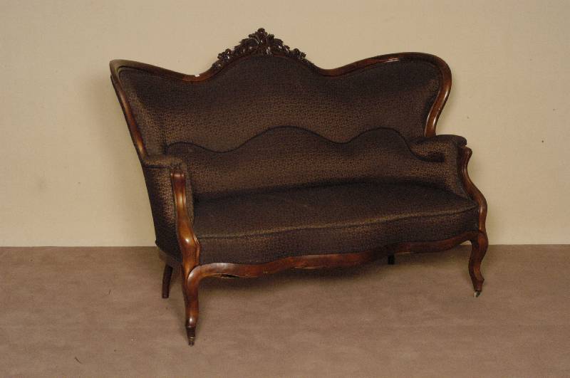 Sofa, deutsch, um 1860, Louis-Philippe, Nußbaum massiv, gebogene Beine, RÜckenlehne in Schmetterlingsform, mittig geschnitzte BekrÖnung, neu ...