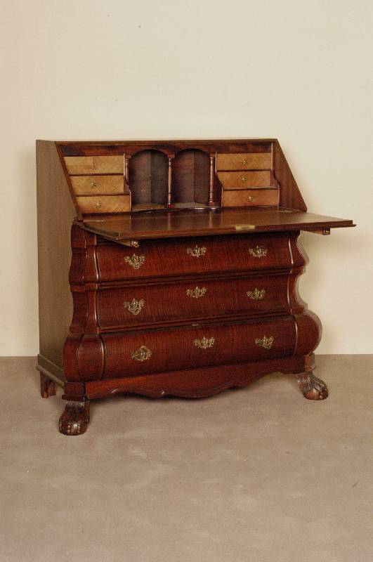 KlappsekretÄr, Holland, nach dem Vorbild von 1750, Korpus Weichholz/Hartholz, Außenhaut Nußbaumfurnier gespegelt, schÖne durchlaufende Arbeit, ...