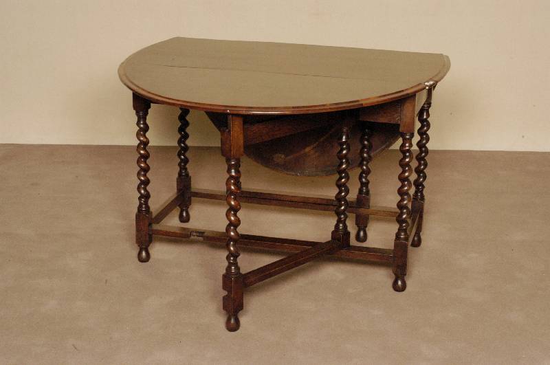Oblongtable, England, um 1880, Eiche massiv, reichlich gedrechselte Beine aus dem Vollholz, 2-seitig abklappbar, Platte mit ausgesuchten ...