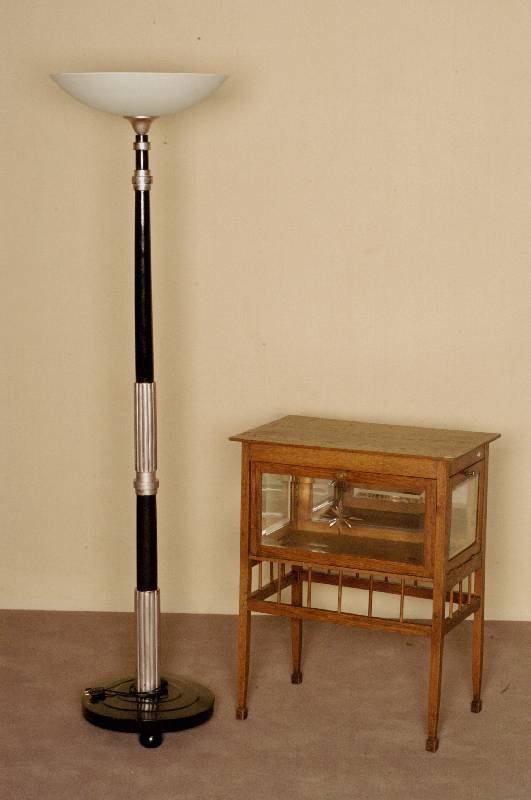 Kleine Vitrine, deutsch, um 1910, sogenanntes TeeschrÄnkchen, Eiche massiv, konische Beine, Vitrinenteil 3-fach abklappbar , verglast mit ...