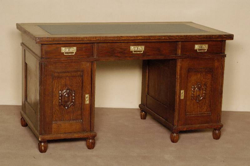 Schreibtisch, deutsch, um 1900, Korpus Weichholz, Eichefurnier, auf KugelfÜßen, kanneliert, 2 TÜren und 3 Schubladen, TÜrfÜllungen mit ...