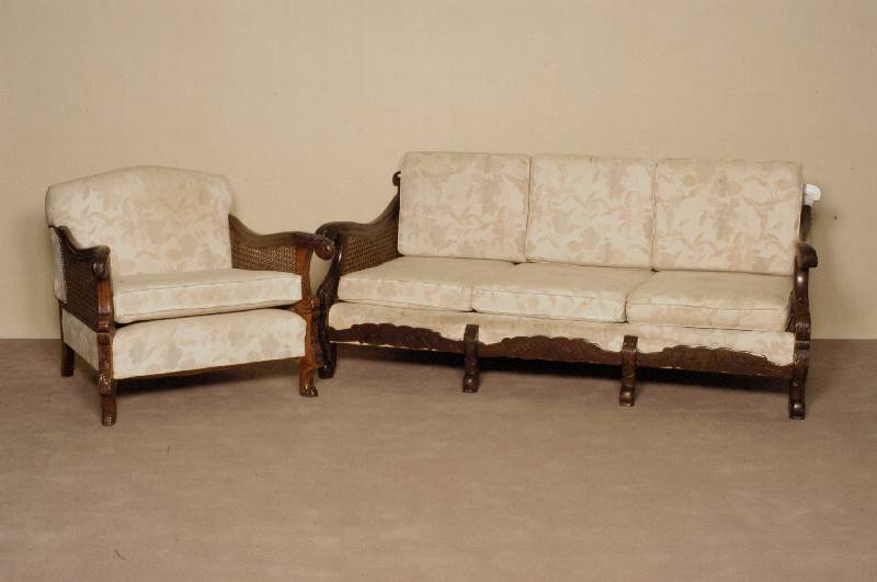 Sofa, deutsch, um 1930, Nußbaum massiv, gebogene Beine und Armlehnen aus dem Vollholz geschnitzt, seitlich und RÜckenlehne mit Korbgeflecht, ...