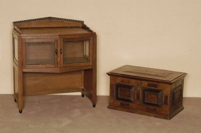Teetisch, um 1920, ArtDeco, mit bretterfÖrmigen Beinen, 2 TÜren verglast, mit Aufsatz, dieser nicht passend, Gebrauchsspuren, wohnfertig, ca. ...