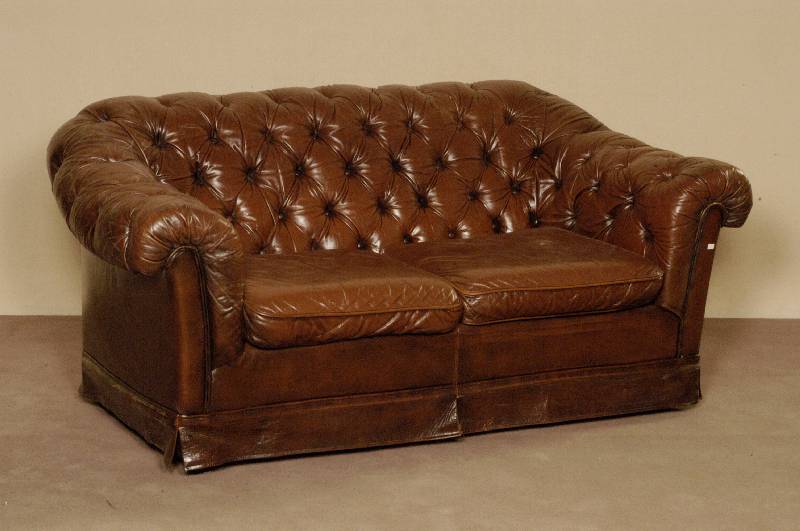 Sofa, England, um 1960, Chesterfield, genoppt, mit braunem Lederbezug, Gebrauchsspuren, ca. 75x150x93 cm, Sh. 42 cm, St. 52 cm