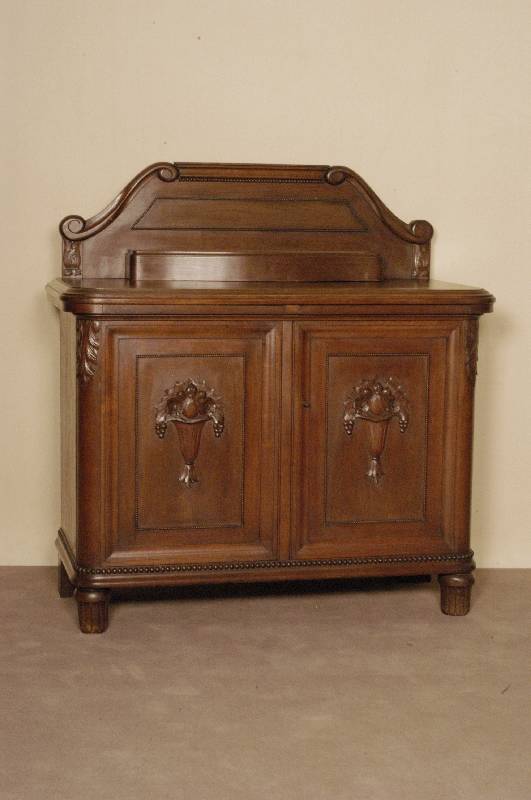 Anrichte mit Aufsatz, deutsch, um 1920, Korpus Weichholz, Eichefurnier, auf KugelfÜßen , kanneliert, unten mit Perlleisten, 2 TÜren, FÜllungen ...