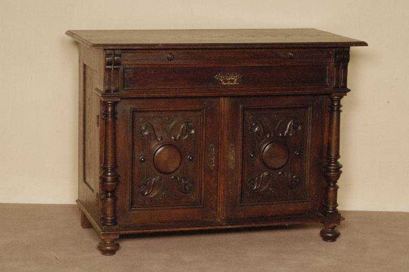 Kommode, deutsch, um 1880, GrÜnderzeit, Korpus Weichholz, Eiche massiv, Eichefurnier, auf KugelfÜßen, seitlich mit gedrechselten VollsÄulen, 1 ...