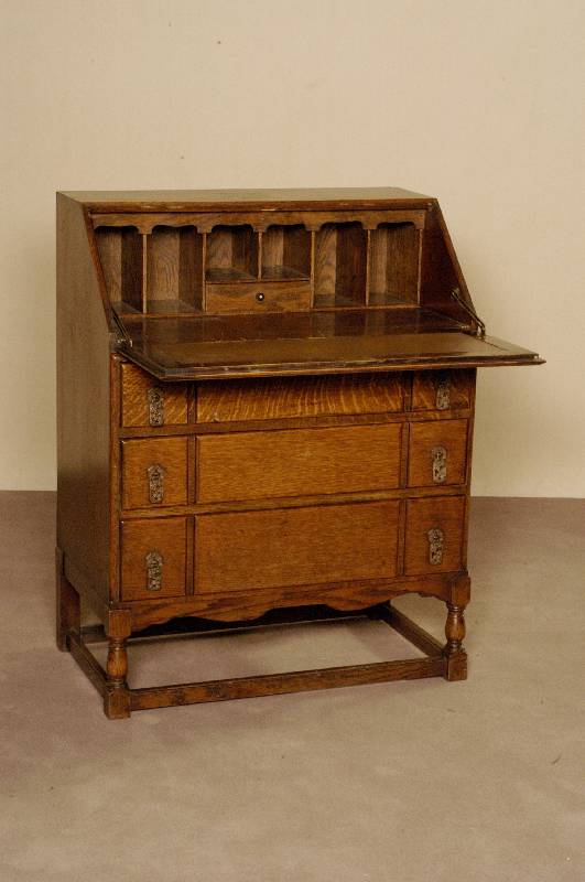 SekretÄr, England, um 1910/20, Korpus Weichholz, Eiche massiv, Eichefurnier, gedrechselte FÜße, verstrebt, 3 Schubladen, Innenleben mit einer ...