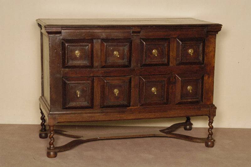 Anrichte, England, um 1720, Eiche massiv, kassetierte Schubladen, BeschlÄge zum Teil original, gedrechselte Beine verstrebt, diese wohl im 19. ...