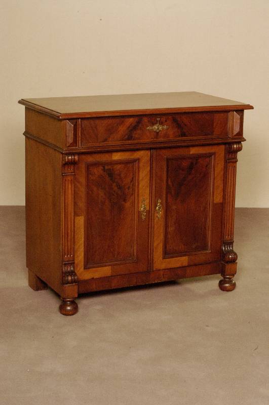 Halbschrank, deutsch, um 1880, GrÜnderzeit, Korpus Weichholz, Mahagonifurnier, KugelfÜße, 1 Schublade, Platte neu geschliffen und gelackt, ...