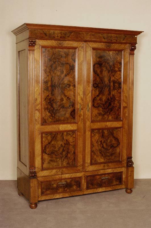 GrÜnderzeitschrank, deutsch, um 1880/90, Korpus Weichholz, z.T. auf Rahmen gearbeitet, Wurzelnußfurnier gespiegelt, reiche Leisten- verzierung, ...