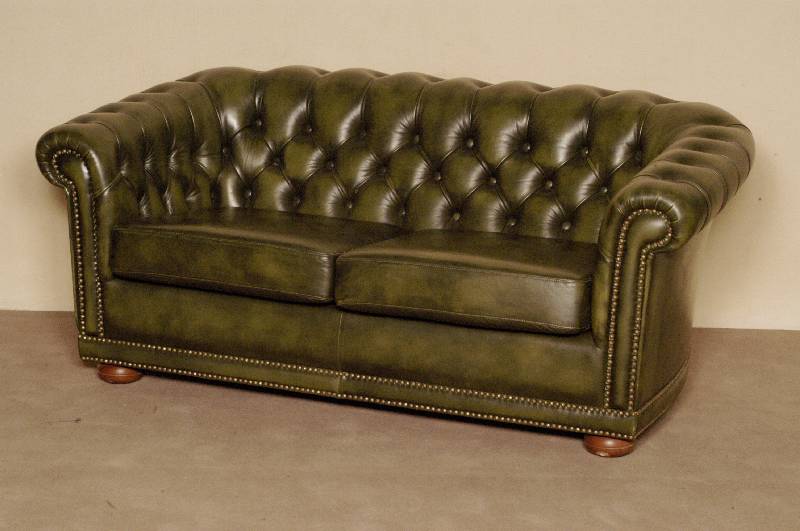 2-sitzer Sofa, England, 60er Jahre, lose Kissen, RÜcken und Seiten genoppt und geheftet, aufwendiger grÜner Lederbezug, Nagelverzierung, sehr ...