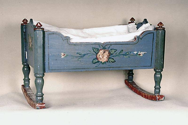 Puppenwiege, sÜddeutsch, um 1900, Weichholz bunt gefaßt mit Rosendekor, ca. 32 x 48 x 31 cm, Alters- und Gebrauchs- spuren