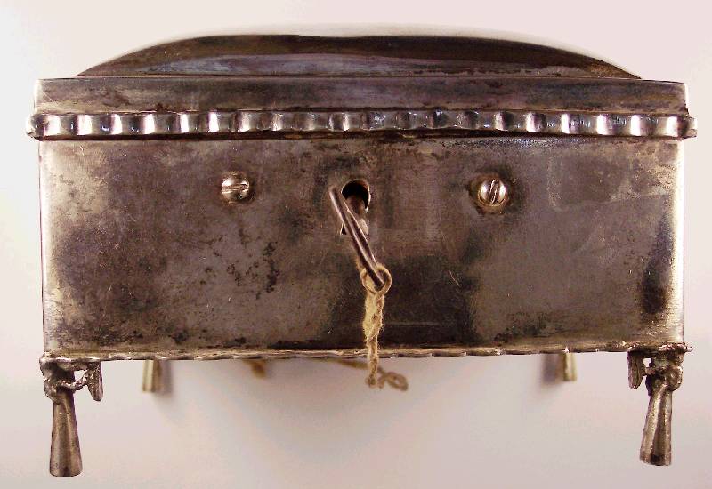 Dose Österreich um 1860, Silber, auf 4 FÜßen stehend, reine Treibarbeit, Maße ca. 12 x 8.5 x 8.5 cm, abschließbar