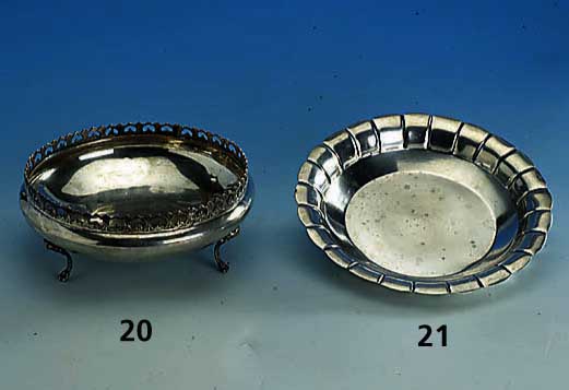 Anbietschale, Österreich, um 1900, 800er Silber, Rand in Durchbrucharbeit, auf drei KlauenfÜßen stehend, verbeult, H. ca. 7.5 cm, D. ca. 18 cm