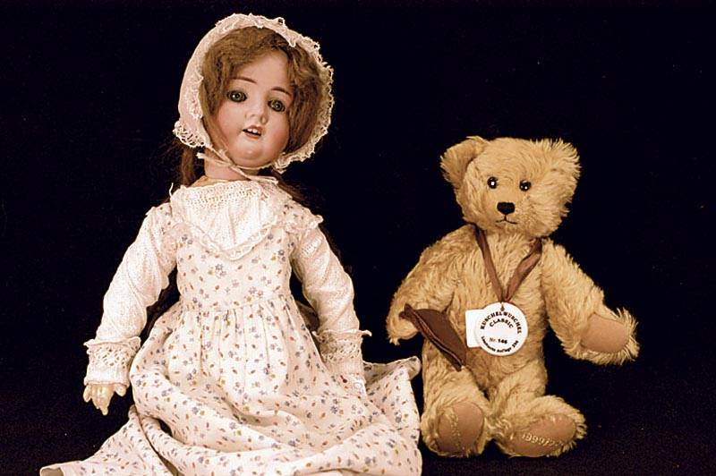 Porzellankopfpuppe, wohl Recknagel, um 1915, KÖrper Mischmasse, Kugelgelenke, blaue Paperweightschlafaugen, offener Mund, 4 ZÄhnchen oben, ...
