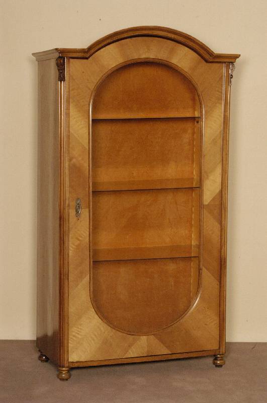 WÄsche- bzw. Vitrinenschrank, deutsch, um 1850/60, Umkreis Dresden, Korpus Weichholz, Nußbaumfurnier, z.T. gespiegelt verlegt, Kopf geschwungen, ...