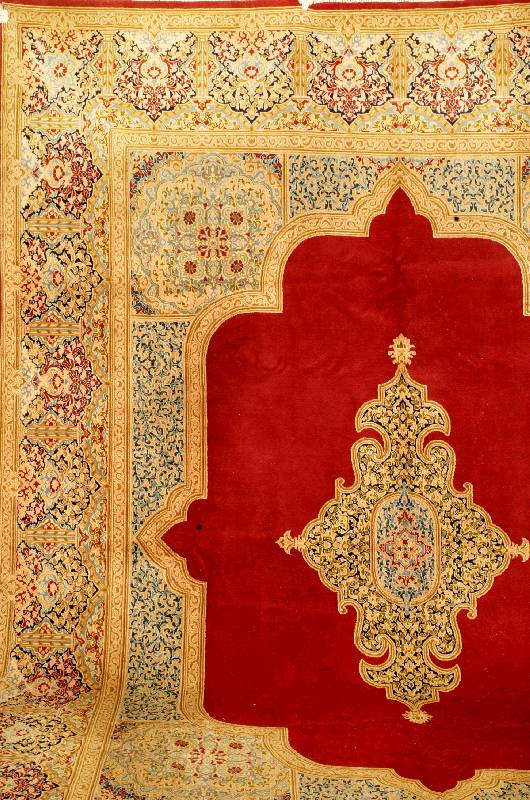 Kerman, Persien, ca. 50 Jahre, Wolle auf Baumwolle, ca. 410 x 313 cm, Schätzwert: 2700.- EURO, EHZ: 3. Klassischer Kerman in Typ ischen rot-Ton. ...