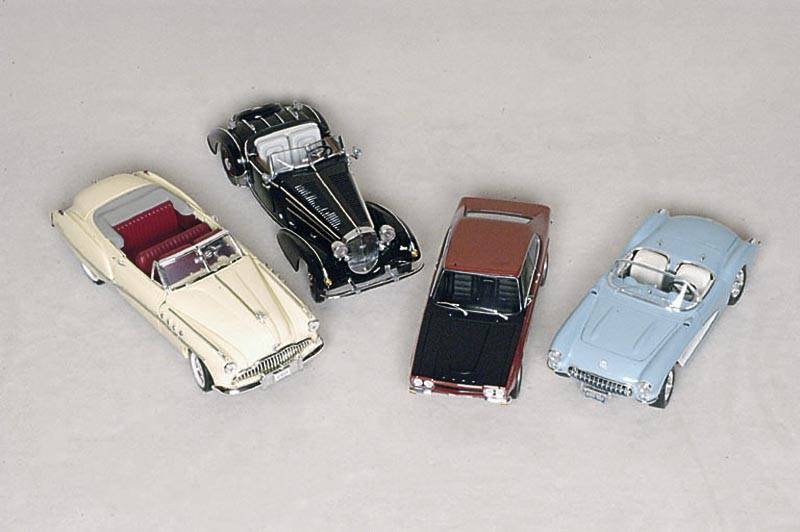 Konvolut aus 10 Modellautos, 2. HÄlfte 20. Jh. , best. aus: Ford Thunderbird, 1957, Verdeck abnehmbar; Plymouth, 1941; Buick Skylark, 1953 ; Chevy ...