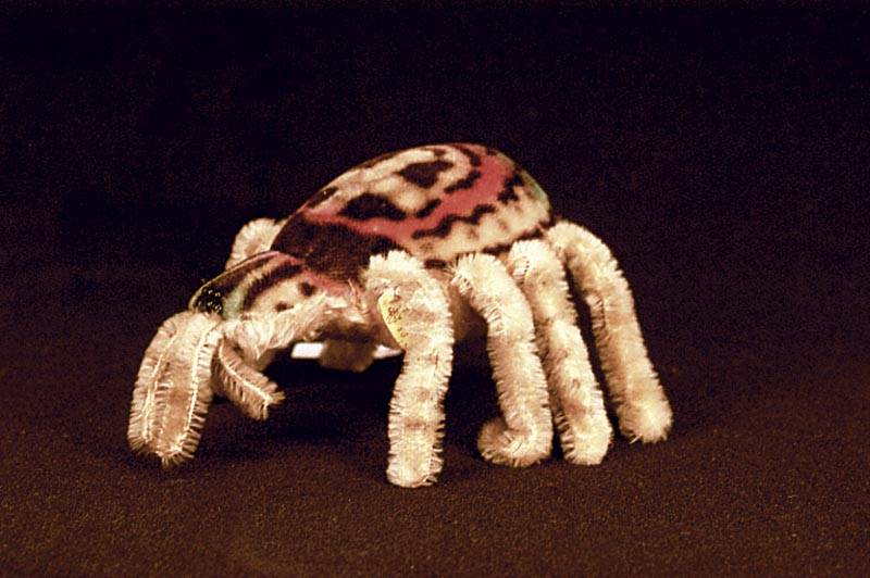 Steiff-Spinne, Spidy, 1960-61, Mohair, mit Knopf und Fahne, 22 cm, altersbed. l. bespielt , sehr selten, absolut sammelwÜrdig