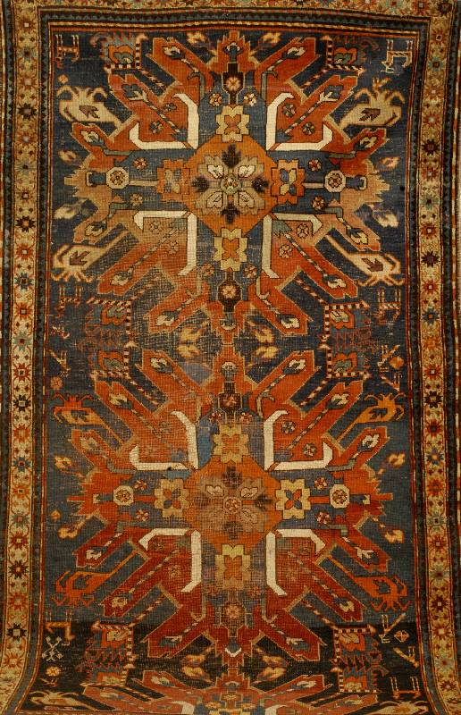 Adler Kazak, Kaukasus, um 1900, Wolle auf Wolle, ca. 246 x 137 cm, Schätzwert: 1200.- EURO, EHZ: 4-5, hat kleine L?cher, star ke Gebrauchsspuren.