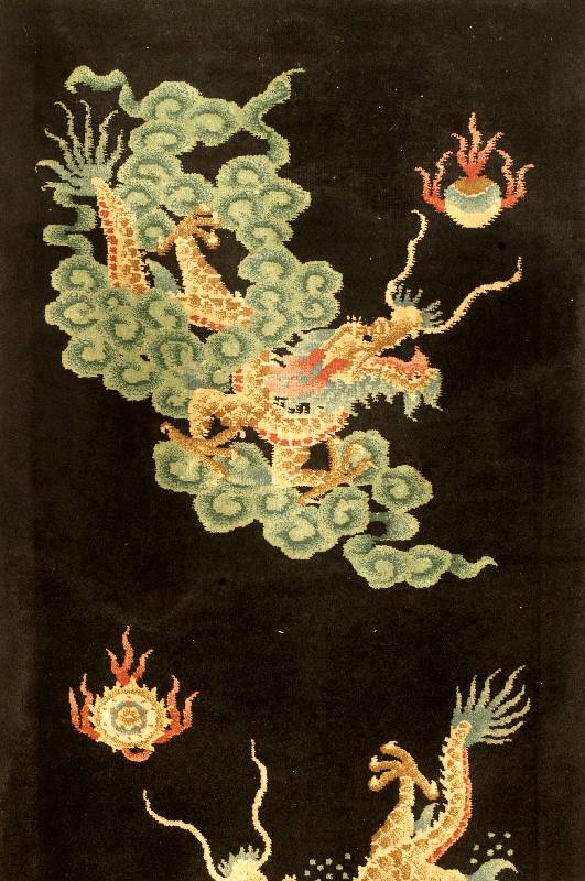 Peking, um 1920, Wolle auf Baumwolle, ca. 146 x 78 cm, Schätzwert: 1300.- EURO, EHZ: 2. Dekorativer Chinese in einen schönen schwarzen Grundton.