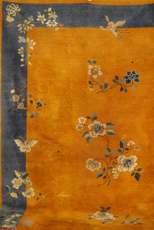 China, um 1910, Wolle auf Baumwolle, ca. 354 x 284 cm, Schätzwert: 5400.- EURO, EHZ: 3. Chinesische Floralmusterung auf hellem Fond. Farblich wie ...