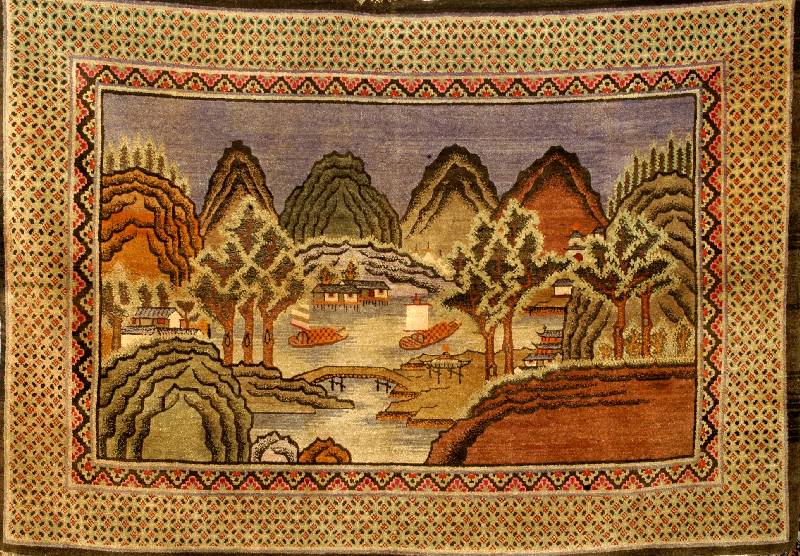 Khotan, China, um 1920, Wolle auf Baumwolle, ca. 160 x 231 cm, Schätzwert: 2500.- EURO, EHZ: 2. Darstellung einer Chinesi schen Dorflandschaft. ...