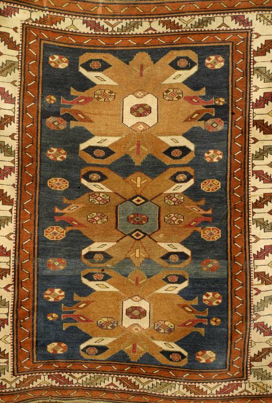 Kuba Shirwan, Russland, um 1920, Wolle auf Wolle, ca. 130 x 113 cm, Schätzwert: 2500.- EURO, EHZ: 3. Schöner Kaukase aus dem Schirwan -Gebiet. ...