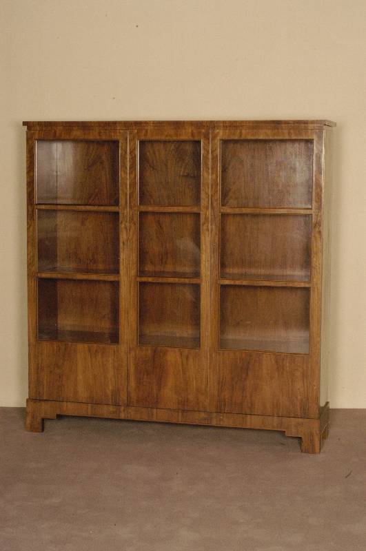 BÜcher- bzw. Vielzweckschrank, deutsch, um 1928/30, Korpus Hartholz, kaukasisch Nußbaumwurzelfurnier gespiegelt verlegt, Front auf Rahmen ...