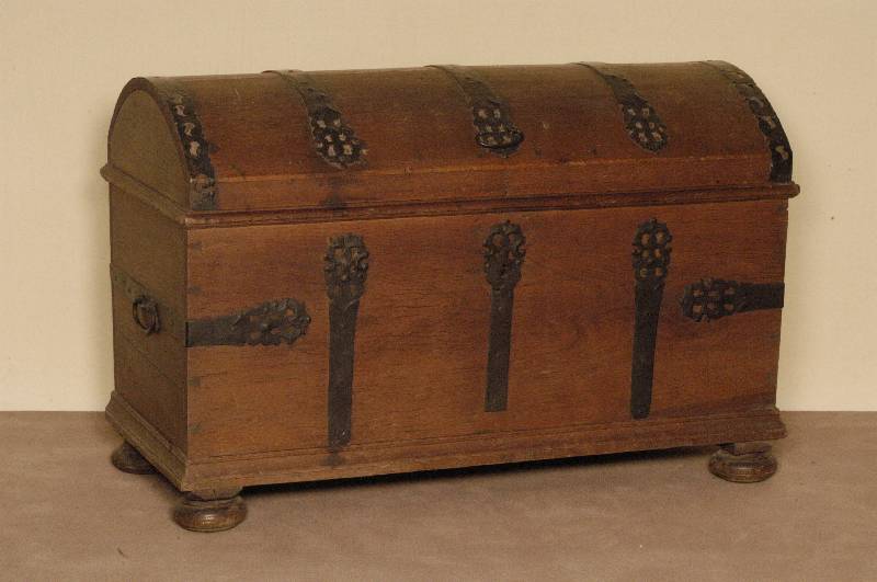 Buckeltruhe, wohl mitteldeutsch, um 1750, Eiche massiv, ursprÜnglich Holz verdÜbelt, FÜße ergÄnzt, EisenbÄnderung, z.T. mit schÖner ...