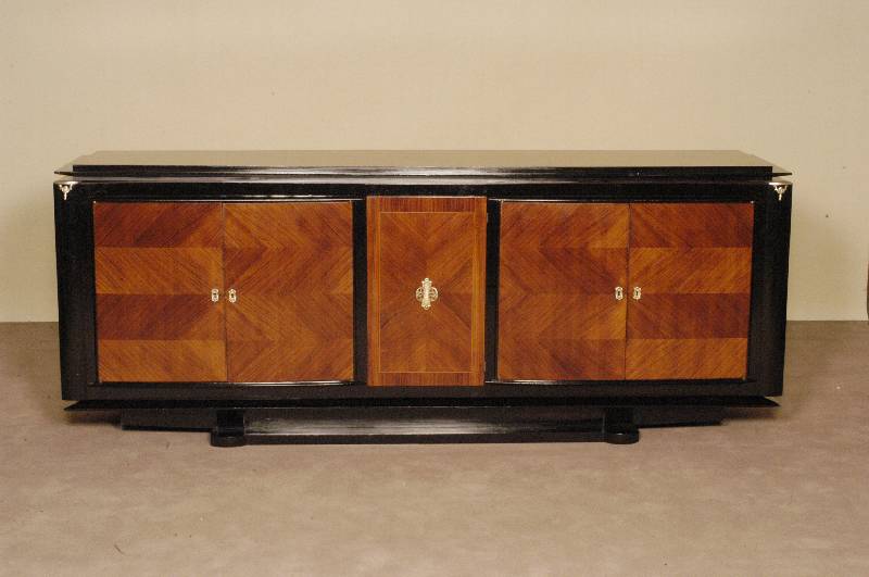 ArtDeco-Sideboard, Frankreich/Paris, um 1935 , in Riopalisander in gespiegeltem Bild furniert und teilweise ebonisiert, elegant geschwungener ...