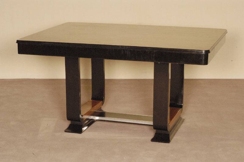 ArtDeco-Eßtisch, Frankreich/Paris, um 1920, kaukasischer Nußbaum, zum Teil dunkel abgesetzt, typisch geschwungene Form, Stirnseiten als große ...