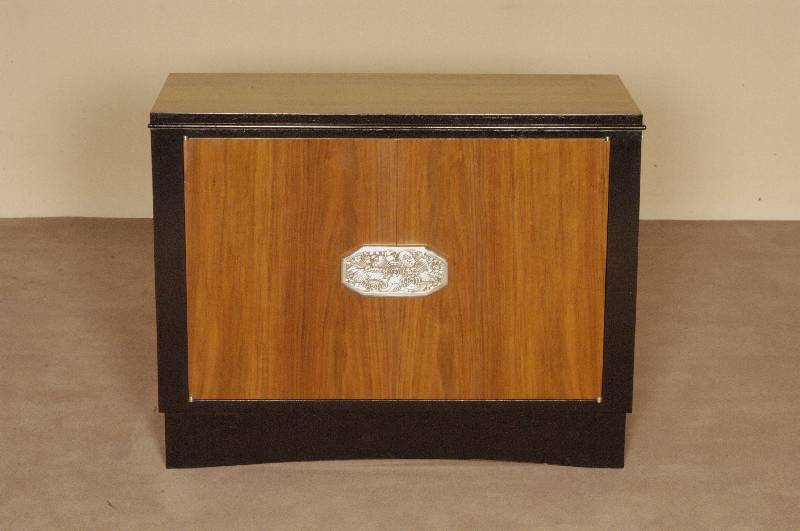 ArtDeco-Bar, Frankreich, um 1920, Nußbaum in gespiegeltem Bild furniert und Kanten und Sockel schwarz abgesetzt ebonisiert, streng kubistisch ...