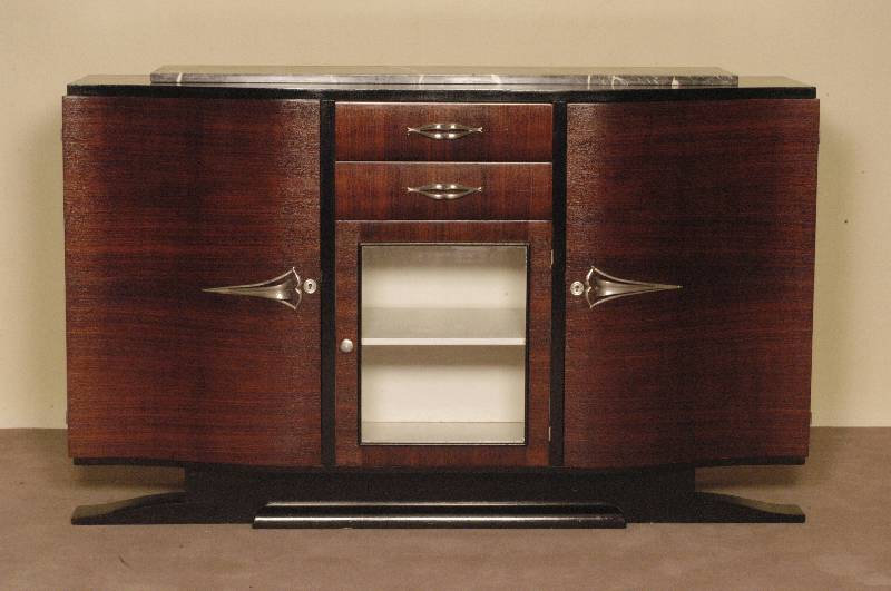 ArtDeco-Sideboard, Frankreich, um 1920, Riopalisander in gespiegeltem Bild furniert, zum Teil schwarz abgesetzt, elegant geschwungener Korpus, ...