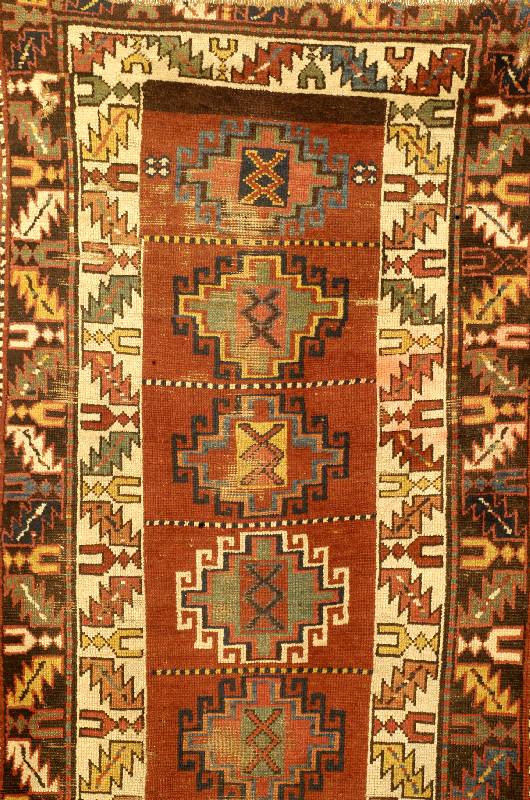 Moghan Kaukasus, Russland, um 1870, Wolle auf Wolle, ca. 308 x 93 cm, Schätzwert: 1900.- EURO, EHZ: 5. Antik. Naturfarben.