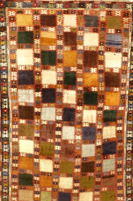 Gabbeh Alt, Persien, ca. 55 Jahre, Wolle auf Wolle, ca. 190 x 125 cm, Schätzwert: 650.- EURO, EHZ: 3. Naturfarben, farbenfrohe Ausstra hlung.