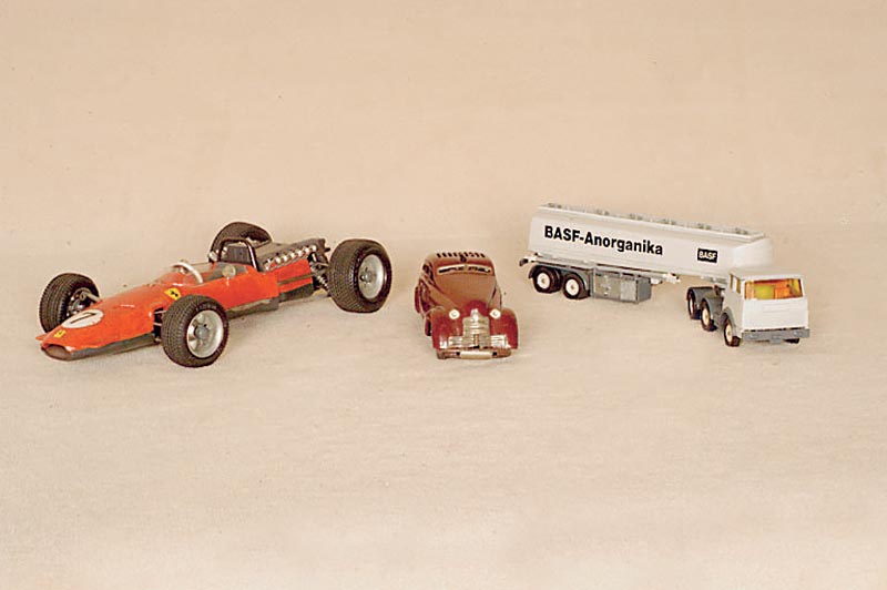 Schuco Magico-Auto 2008, Us-Zone, 50er Jahre, dunkelrot lackiert, SchlÜssel fehlt, be- spielt, L. ca. 14 cm