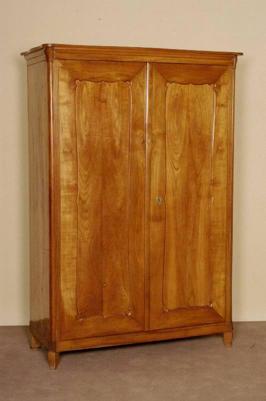 Schrank, wohl deutsch, um 1870, Kirschholz massiv, zweitÜrig, zerlegbar, Alters- und Gebrauchsspuren, ca. 171x116x50 cm