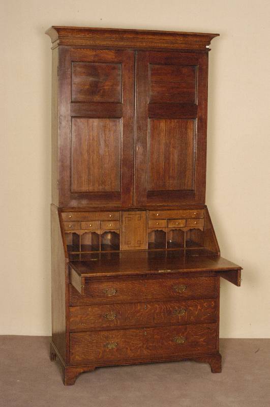 AufsatzsekretÄr, England, um 1820, George III, Eiche massiv, Unterteil mit 5 Schubladen, SchrÄgklappe, sehr schÖnes Innenleben mit vielen ...