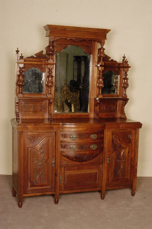 Prunkaufsatzschrank, England, um 1900, Mahagoni massiv, Jugendstil, Unterteil mit gedrechselten FÜßen, 3 TÜren mit kassetierten FÜllungen mit ...