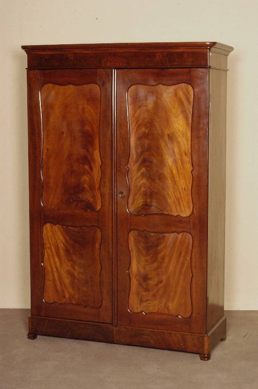 Schrank, Holland, um 1870, Louis-Philippe, Korpus Eiche massiv, Mahagonifurnier, TÜren mit BrezelfÜllungen, leicht abgerundete Ecken, Inlets mit ...