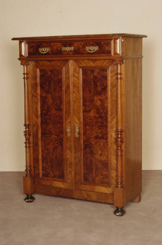 Vertiko, deutsch, um 1880, GrÜnderzeit, Korpus Weichholz, Nußbaumfurnier, Inlets mit schÖnem Wurzelnußfurnier, Lisenen mit gedrechselten ...
