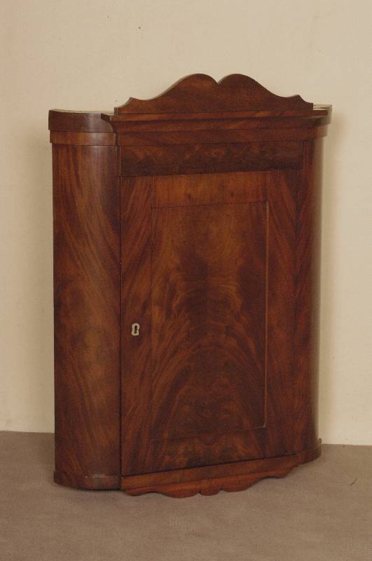 HÄngeeckschrank, deutsch, um 1820, Biedermeier, Korpus Weichholz, Mahagonifurnier - bzw. z.T. Pyramidenmahagonifurnier, halbrunde Ecken, original ...