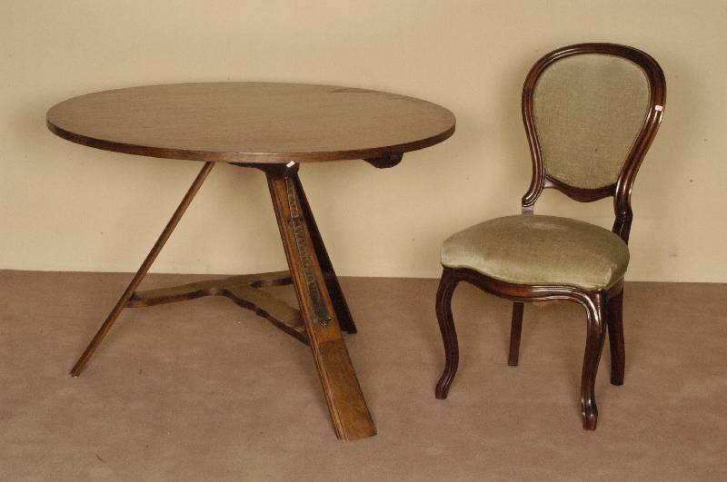 Klapptisch, deutsch, um 1920, wohl Friesland , 3 Beine verstrebt, Eiche massiv, Platte Eichefurnier, aufklappbar, Gebrauchsspuren, H. ca. 75 cm, D. ...