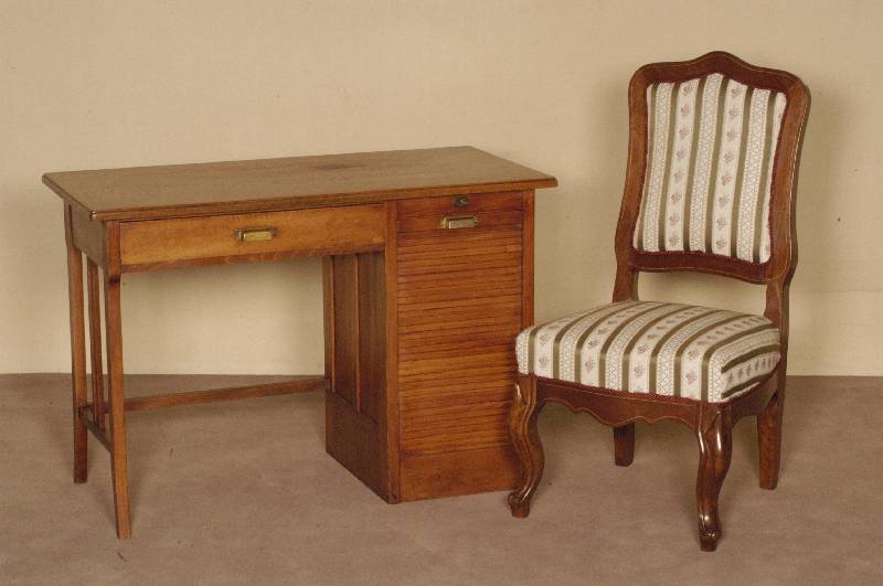 Damenschreibtisch, deutsch, um 1910, Korpus Eiche, z.T. Eichefurnier, 2 Schubladen und Rollo, original BeschlÄge, Tintenfleck auf der ...