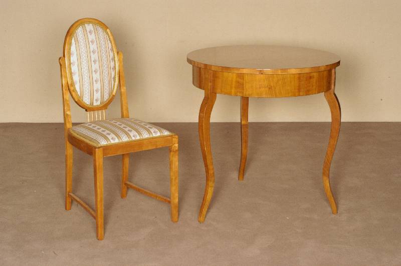 Beistelltisch im Biedermeierstil, Korpus Weichholz, Kirschbaumfurnier, in Sternform verlegt, schÖne elegant gebogene Beine, praktisches MÖbel, ...