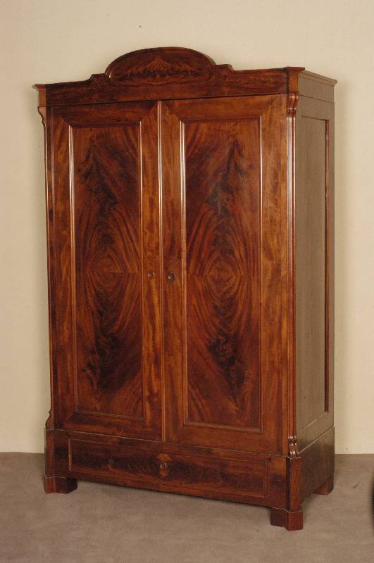 Schrank, deutsch, um 1850, SpÄtbiedermeier, Korpus Weichholz, Mahagoni- bzw. Pyramidenmahagonifurnier, z.T. gespiegelt, abgeschrÄgte Ecken mit ...