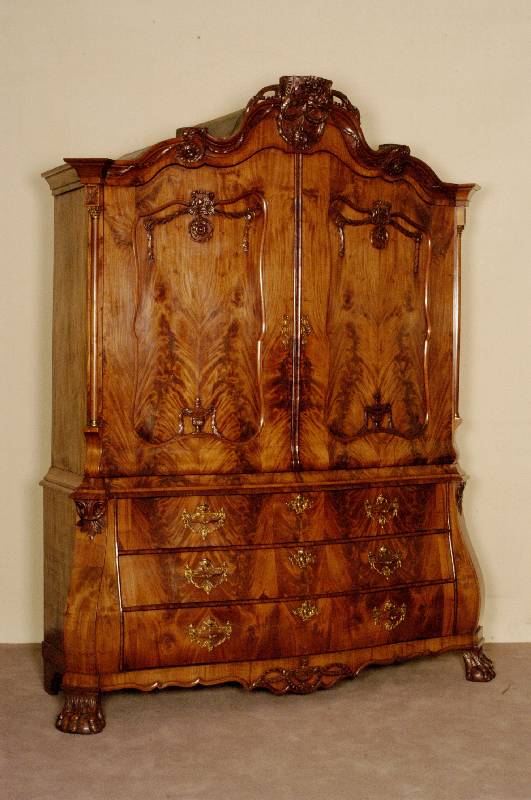 Kabinettschrank, Holland, um 1760/70, Korpus Eiche massiv (!!), komplett auf Rahmen gearbeitet, Pyramidenmahagonifurnier, 4-fach gespiegelt ...